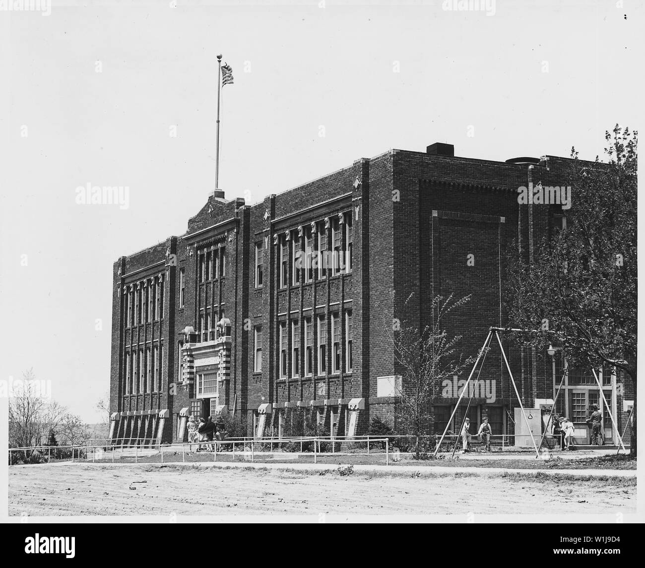 Shelby County, Iowa. L atteggiamento generale in questa comunità circa l'istruzione è che ogni bambino shou . . .; Portata e contenuto: Full didascalia recita come segue: Shelby County, Iowa. L atteggiamento generale in questa comunità circa l'istruzione è che ogni bambino deve passare attraverso la high school, ma che, a meno che egli non vuole andare su in qualche tipo di lavoro specializzato, istruzione oltre il dodicesimo grado è inutile. Irwin ha consolidato e High Grade School. Oltre a questo ci sono 11 scuole del paese di cui 9 erano in funzionamento durante il 1940. ...[Image è stato] prese in e attorno alla scuola di consolidata. Foto Stock