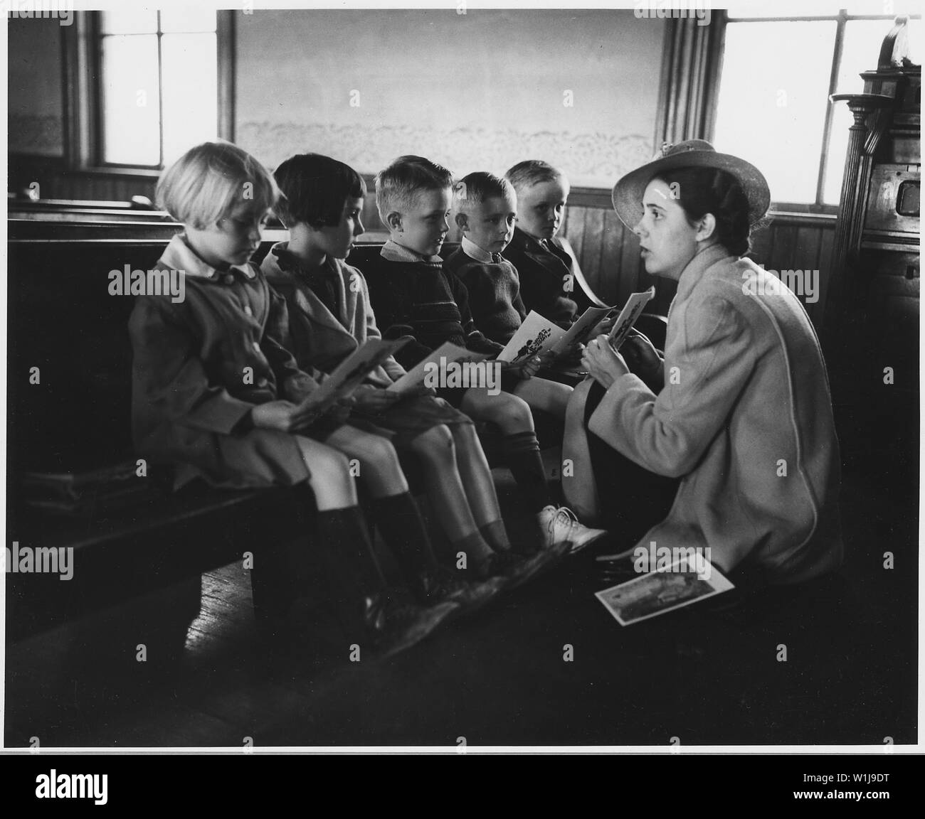 Shelby County, Iowa. L atteggiamento generale in questa comunità circa l'istruzione è che ogni bambino shou . . .; Portata e contenuto: Full didascalia recita come segue: Shelby County, Iowa. L atteggiamento generale in questa comunità circa l'istruzione è che ogni bambino deve passare attraverso la high school, ma che, a meno che egli non vuole andare su in qualche tipo di lavoro specializzato, istruzione oltre il dodicesimo grado è inutile.... Oltre a questo ci sono 11 scuole del paese di cui 9 erano in funzionamento durante il 1940. ...[Una delle diverse immagini] prese in e attorno alla scuola di consolidata. [Irwin alta consolidato e Gr Foto Stock