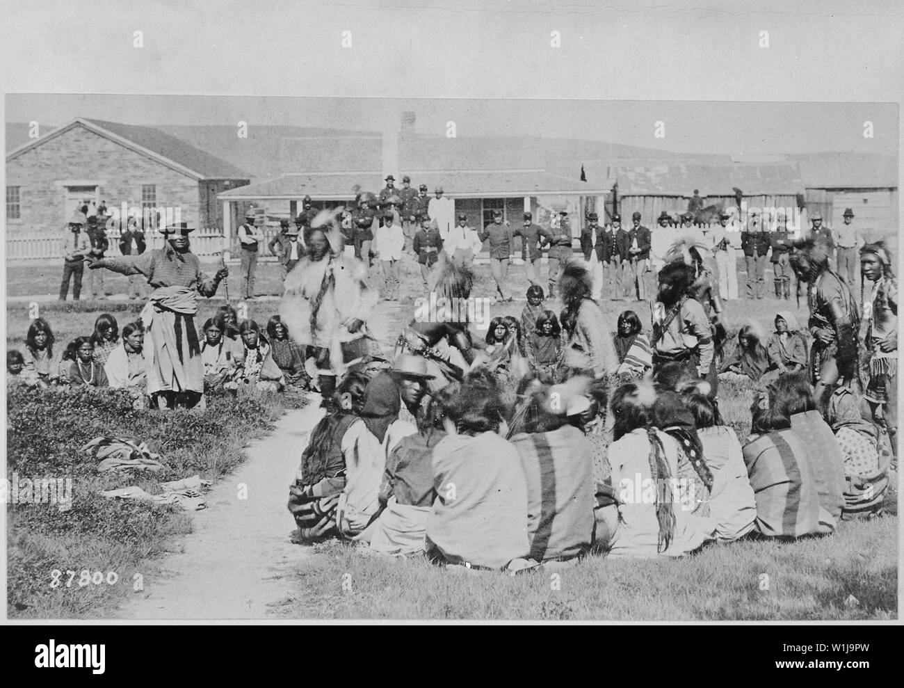 Gli Indiani Shoshone a Ft. Washakie, Wyoming indiano prenotazione .. . Chief Washakie (a sinistra) si estende il suo braccio destro, 1892; Portata e contenuto: Shoshoni indiani a Fort Washakie, Wyoming. Alcuni dei Shoshone sono a ballare come i soldati a guardare. Questa è l'ultima fotografia di Chief Washakie, che è di estrema sinistra, in piedi e puntamento. Foto Stock