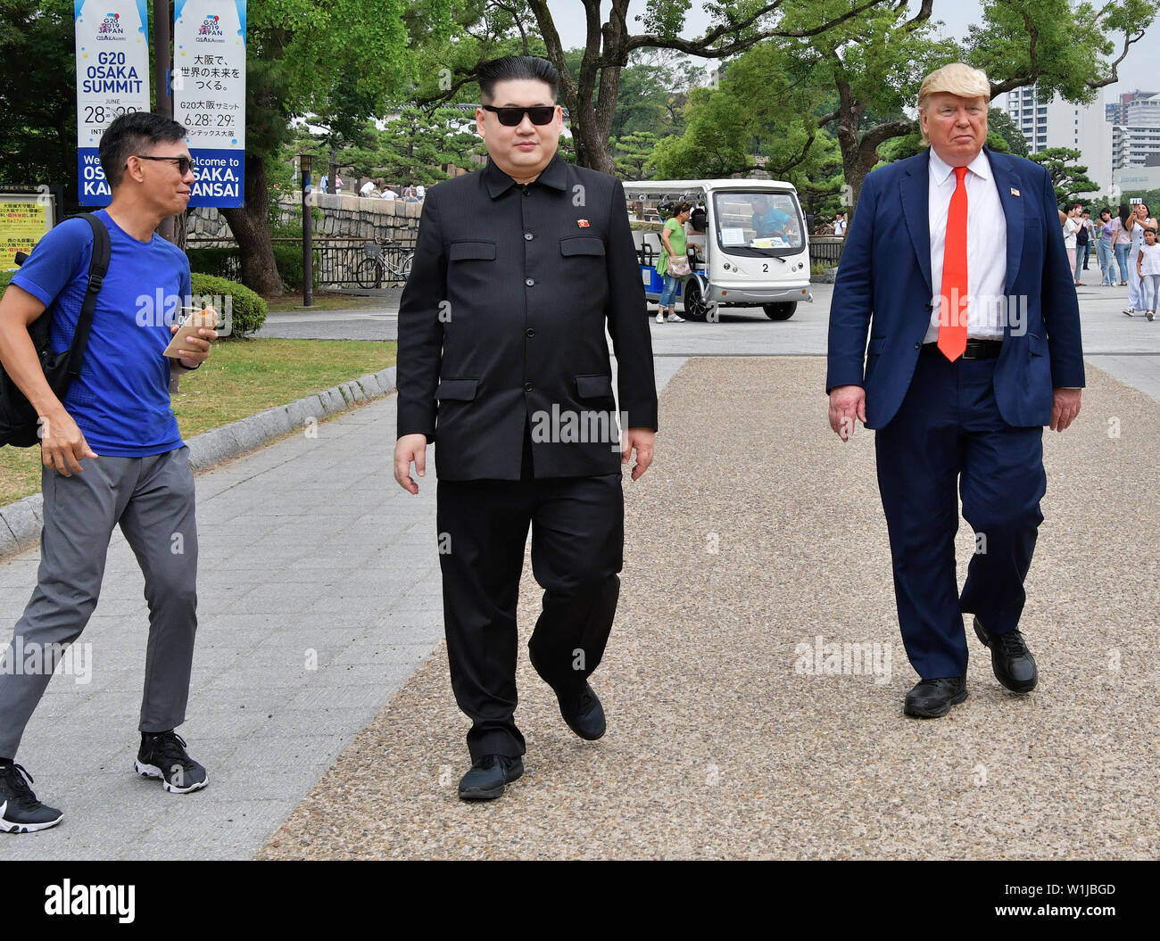 Howard X, impersonator leader della Corea del nord Kim Jong Onu e Dennis Alan (R), impersonator di U.S. Presidente Donald Trump sono visti presso il Castello di Osaka di Osaka in Giappone il 26 giugno 2019. Credito: AFLO/Alamy Live News Foto Stock