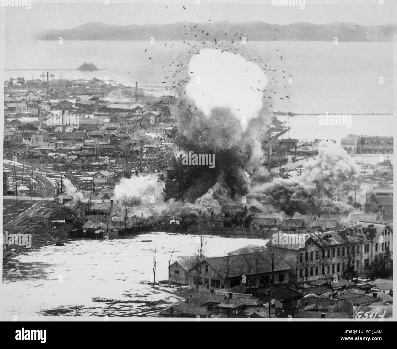 Depositi di approvvigionamento e al dock strutture a questo importante costa orientale porto si sentono il peso distruttivo di para-demolition bombe lanciate da Quinto Air Force B-26 luce Invader bombardieri. Wonsan, la Corea del Nord. Air Force.; Note Generali: Utilizzo di guerra e di conflitto numero 1443 quando si ordina una riproduzione o la richiesta di informazioni su questa immagine. Foto Stock