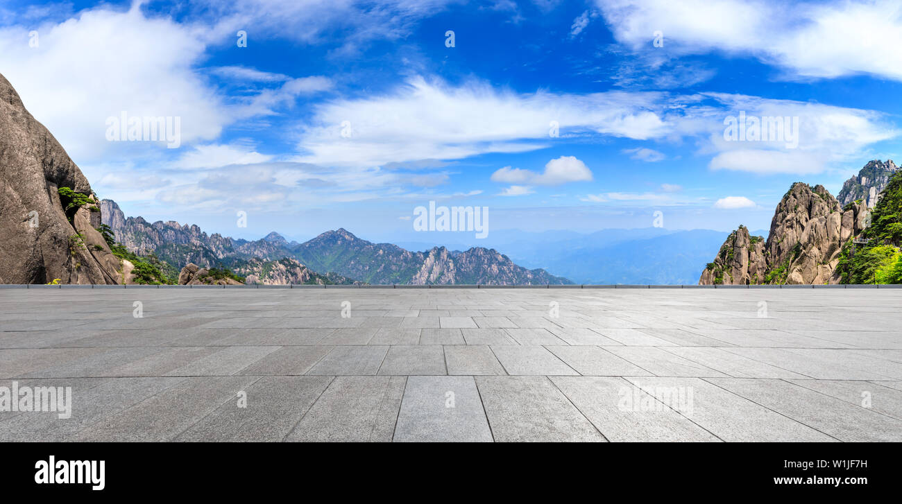 Quadrato vuoto piano e la splendida natura della montagna paesaggio in Huangshan,Anhui,Cina. Foto Stock