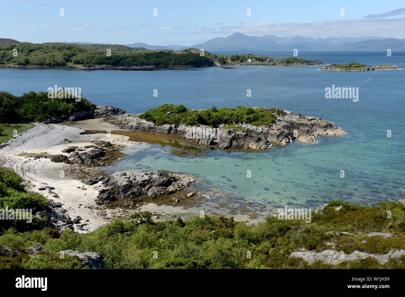 La passeggiata attorno al promontorio a Plockton conduce a diversi banchi di corallo con vedute di Skye. Il corallo è effettivamente, calcificato di alghe conosciuta come maërl. Foto Stock