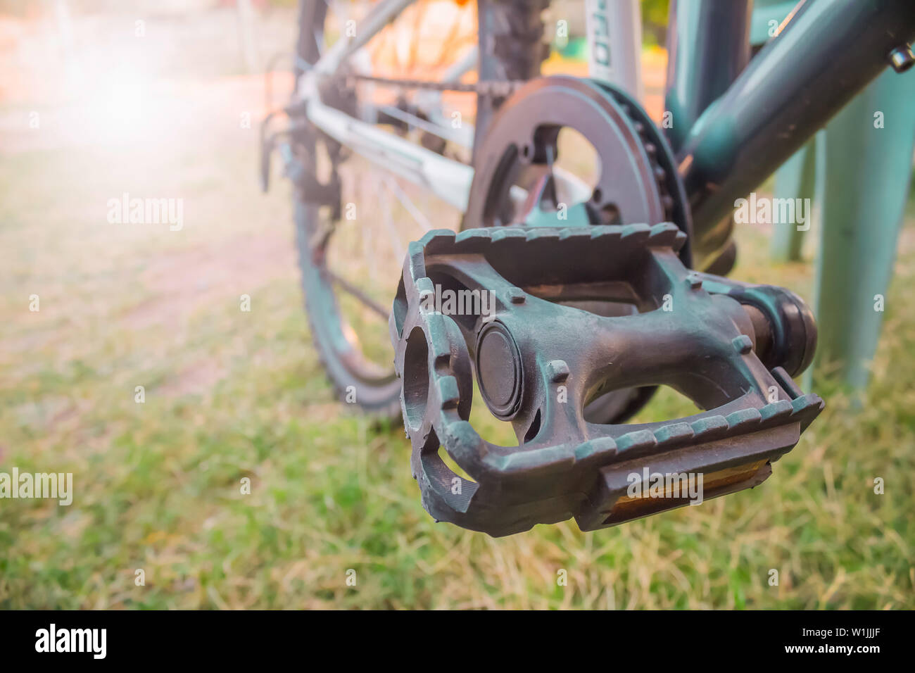 Basso angolo di visualizzazione sulla gamba mountain bike pedale Foto Stock