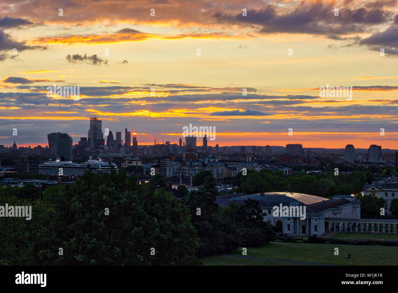 Tempo britannico: Sequenza di immagini di un tramonto sullo skyline di Londra da Greenwich Park , Inghilterra, Regno Unito Foto Stock