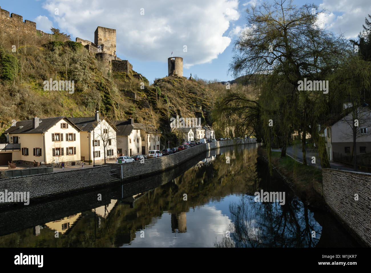 Romantico villaggio dal fiume.Sauer, Lussemburgo Foto Stock