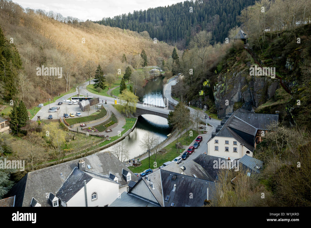 Romantico villaggio dal fiume.Sauer, Lussemburgo Foto Stock