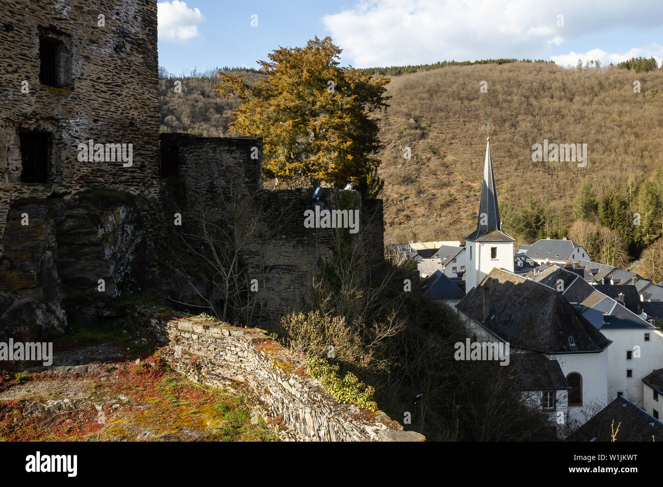 Il vecchio castello e fortificazioni a Esch-sur-sicuro, Lussemburgo Foto Stock