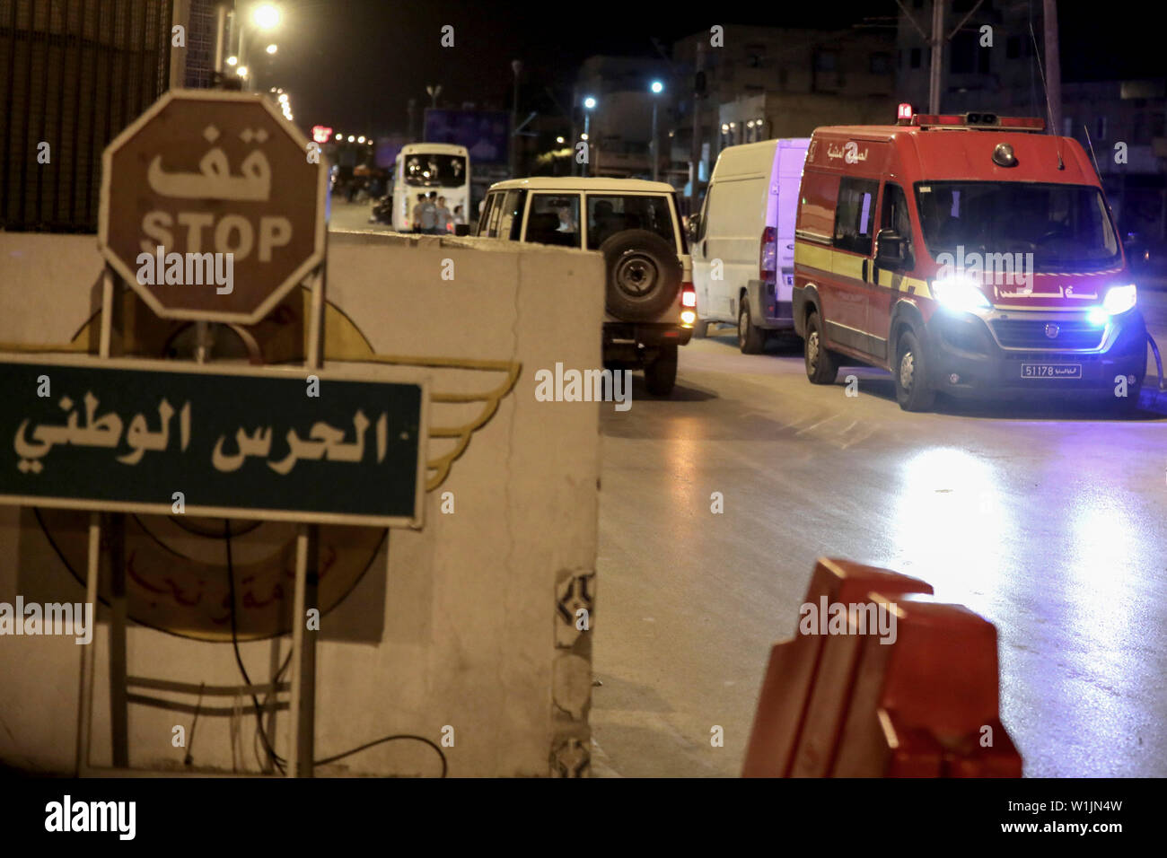 Tunisi, Tunisia. 02Luglio, 2019. I veicoli della polizia e un'ambulanza sono visti presso la scena in cui un sospetto, voluto oltre due back-to-back attentati suicidi nella capitale tunisina la scorsa settimana si è fatto esplodere con un suicidio vest sfuggire alla cattura. Nessun ulteriore feriti sono stati segnalati. Credito: Khaled Nasraoui/dpa/Alamy Live News Foto Stock