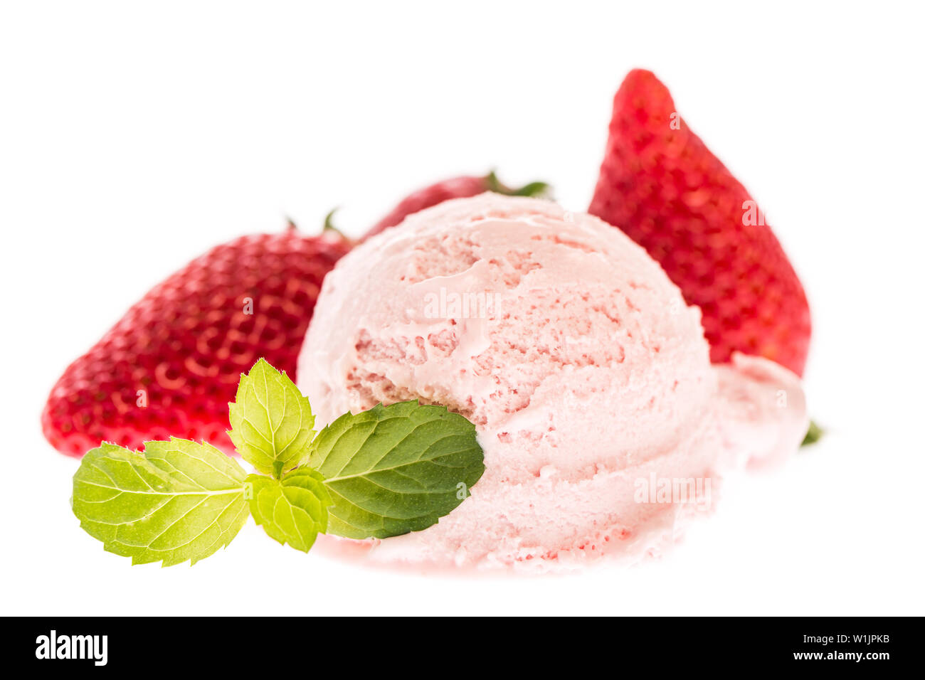 Una pallina di gelato alla fragola con la menta e fragole isolato su sfondo bianco Foto Stock