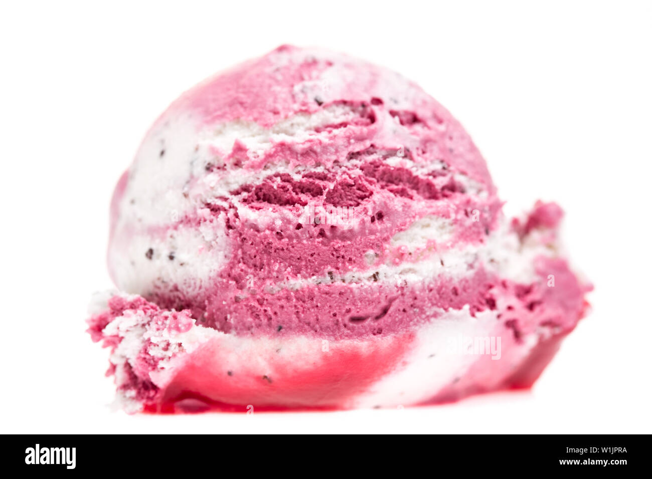 Vista frontale di un singolo rosso bianco cucchiaio di gelato isolati su sfondo bianco Foto Stock