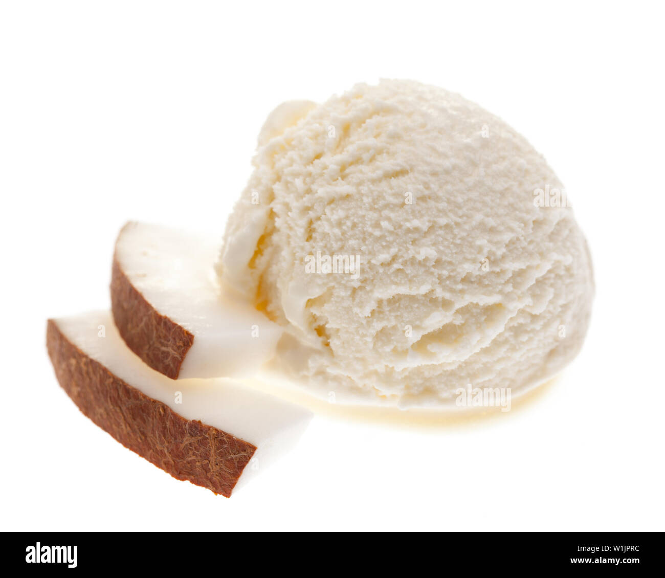 Il Cocco gelato con fette di noce di cocco isolati su sfondo bianco Foto Stock