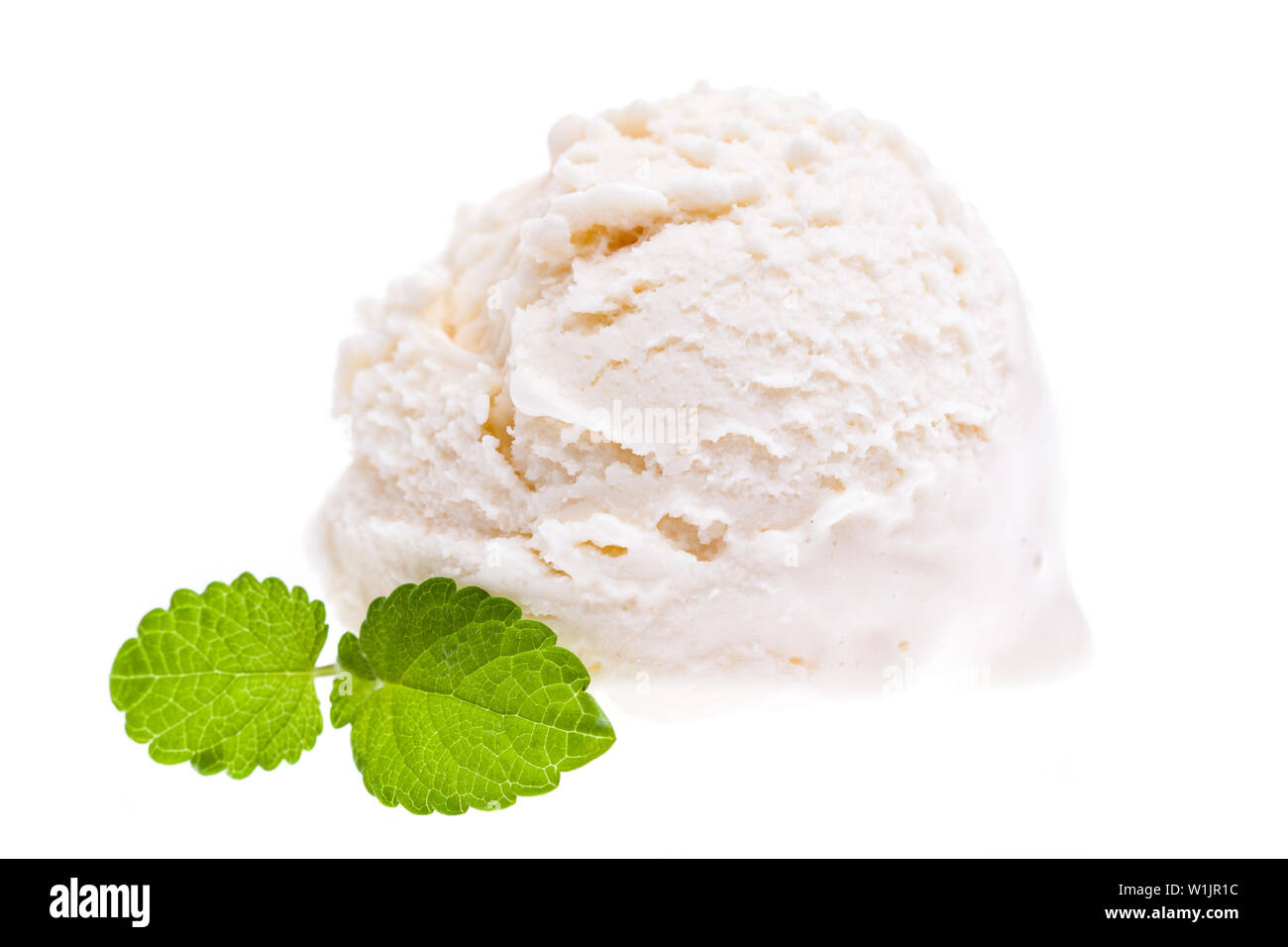 Singola bianco ice cream scoop con una foglia di menta isolati su sfondo bianco Foto Stock