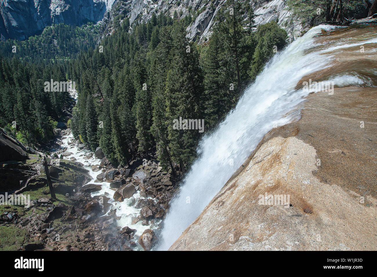 Crash di acqua 317 metri giù per la valle del fiume Merced cascades over primaverile cade nel Parco Nazionale di Yosemite. (C) 2015 Tom Kelly Foto Stock