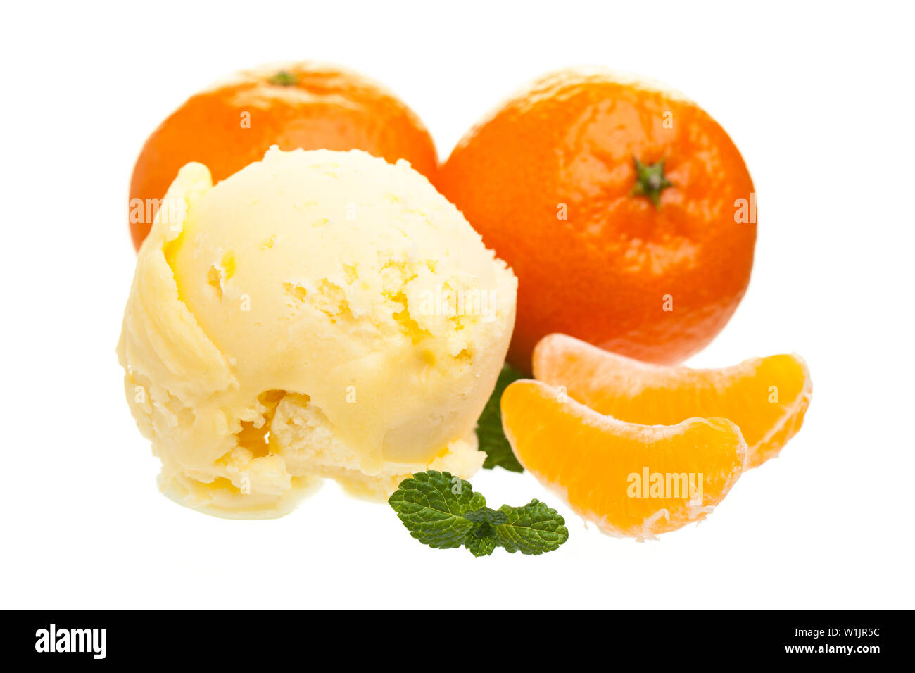 Tangerine ice cream scoop di fronte i mandarini isolati su sfondo bianco Foto Stock