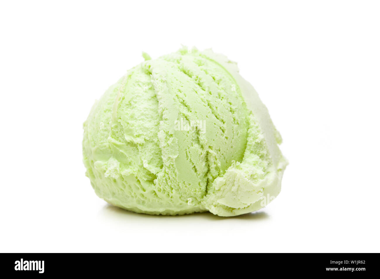 Un cucchiaio di pistacchio gelato isolati su sfondo bianco Foto Stock
