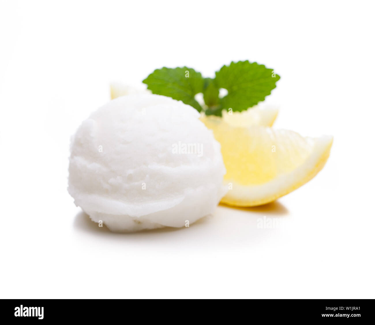 Gelato al limone sfera con cuneo di limone e menta Foto Stock
