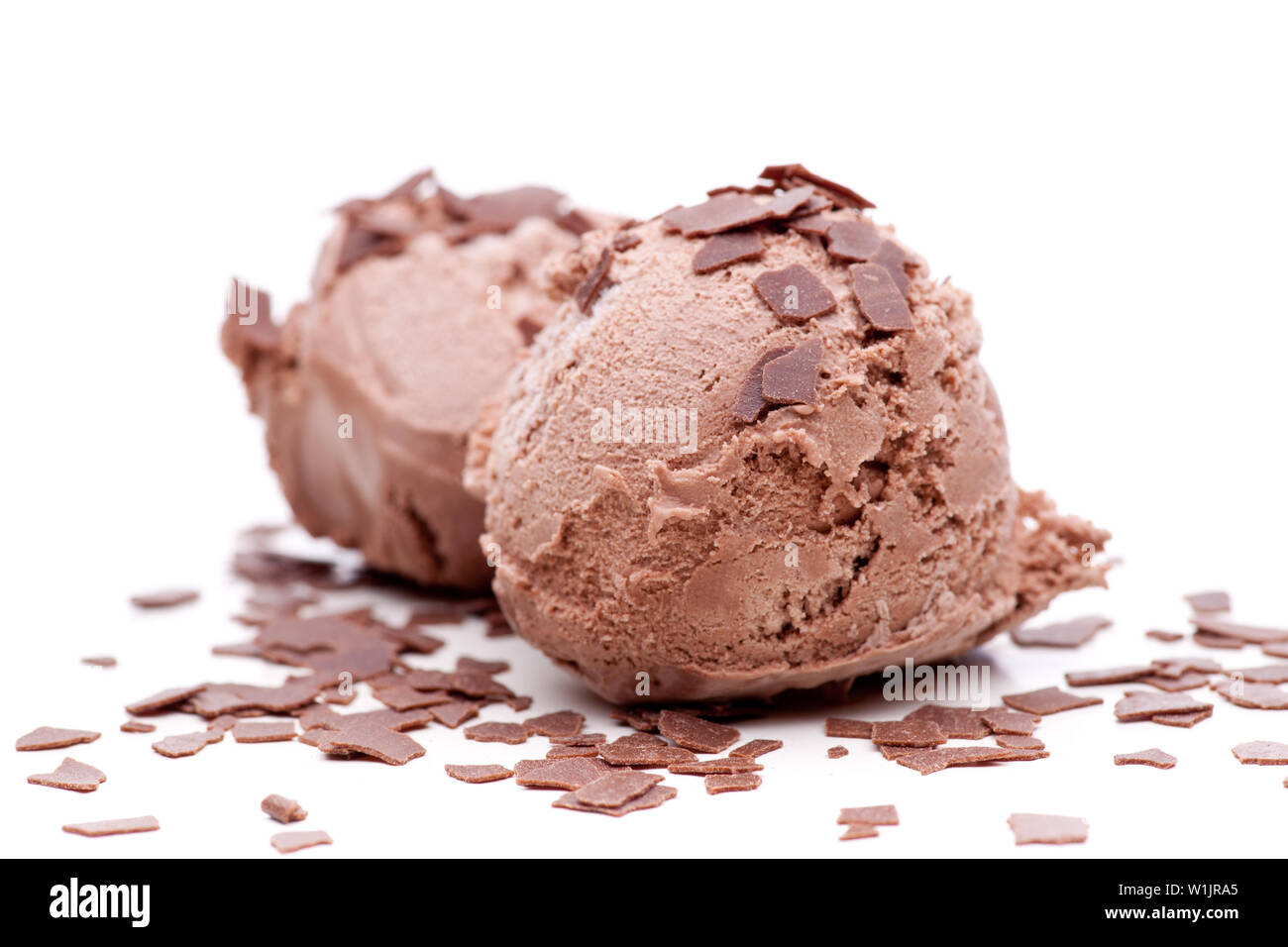 Due palline di gelato al cioccolato decorato con scaglie di cioccolato Foto Stock