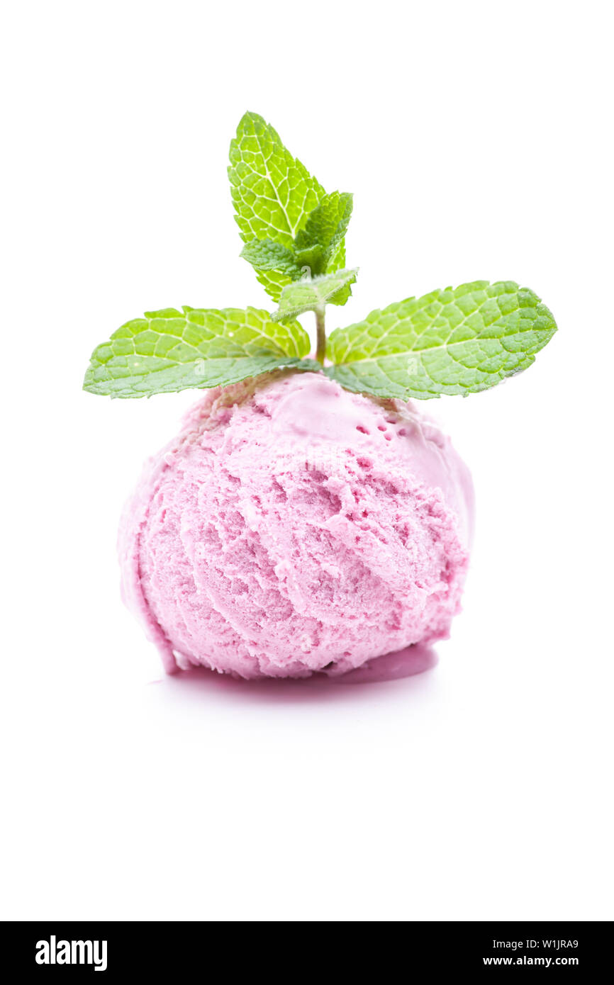 Una pallina di gelato al lampone isolati su sfondo bianco Foto Stock