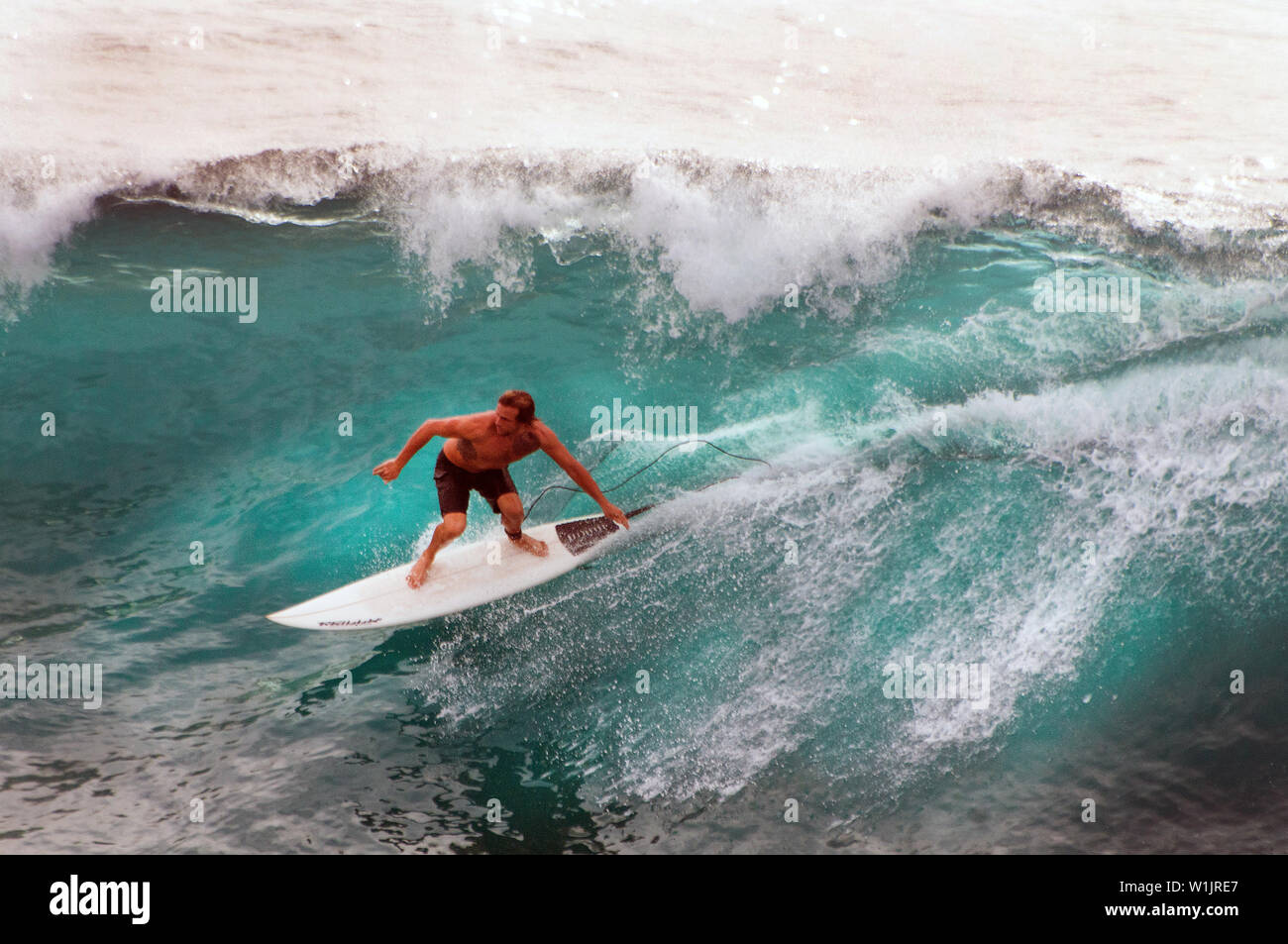 Un surfista perfora attraverso enormi onde in Hawaii è la Baia Honolua sulla sponda settentrionale di Maui (c) 2014 Tom Kelly Foto Stock