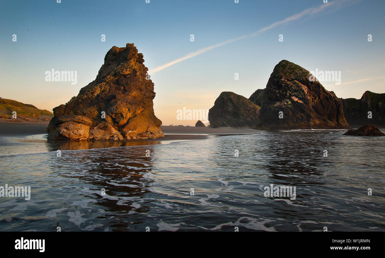 Il legato rotoli nelle rocce di Myers Creek Beach a sud del Capo Sebastian vicino a Spiaggia d'oro, Oregon. (C) 2012 Tom Kelly Foto Stock