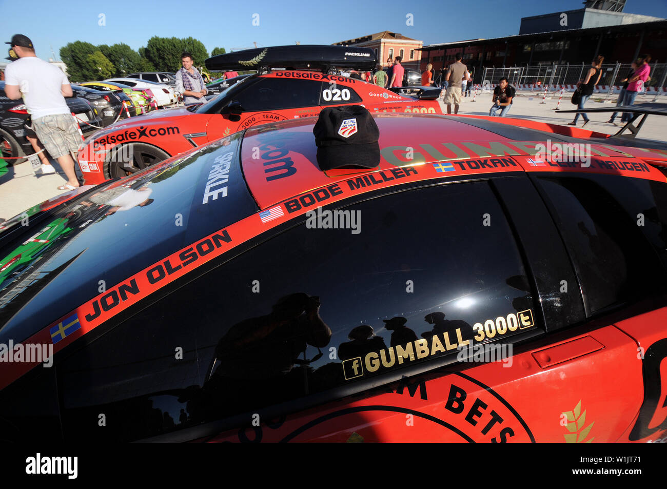 Bode Miller ha collaborato con Jon Olsson della Svezia come una parte di un due-auto del team di Gumball 3000, mostrata qui parcheggiato dopo la tappa del tour a Venezia, Ital Foto Stock