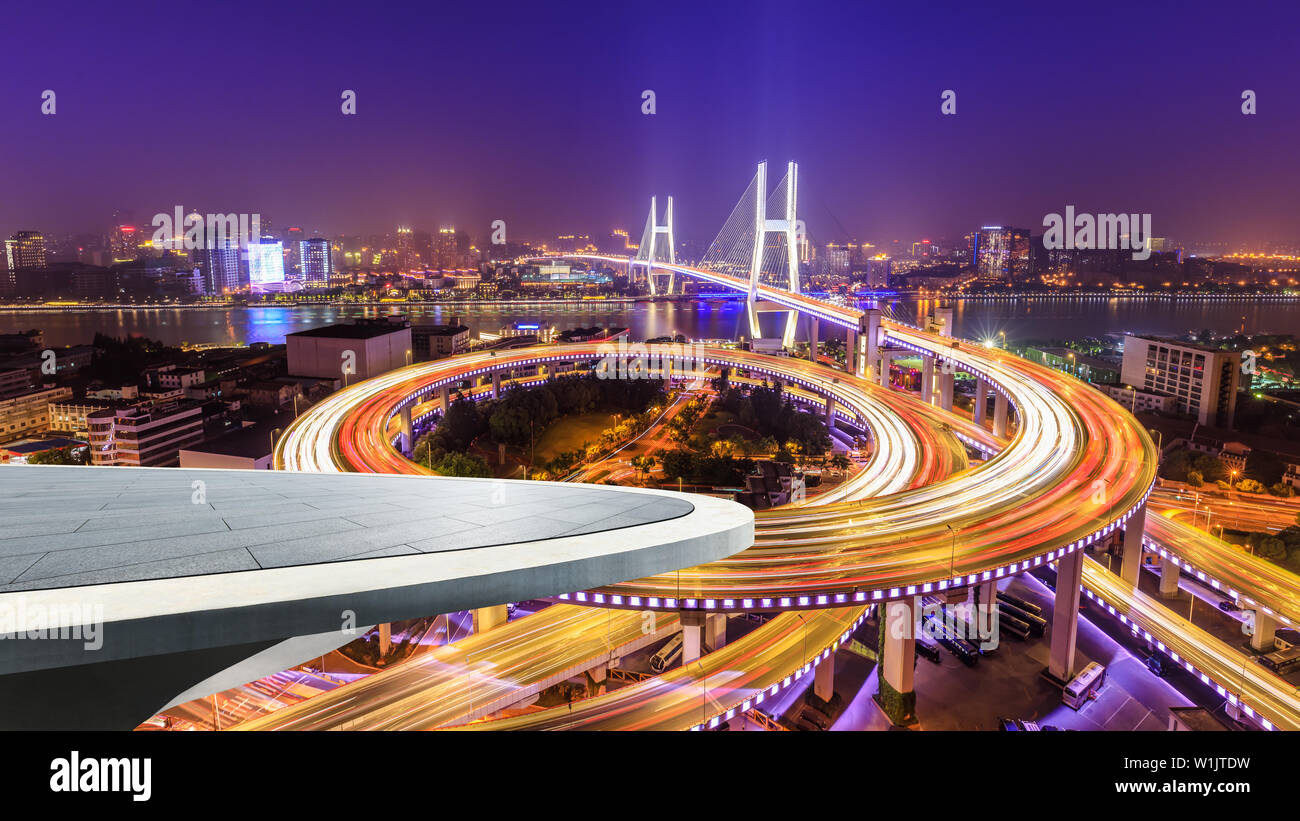 Quadrato vuoto della piattaforma e edifici ponte di notte a Shanghai, Cina Foto Stock