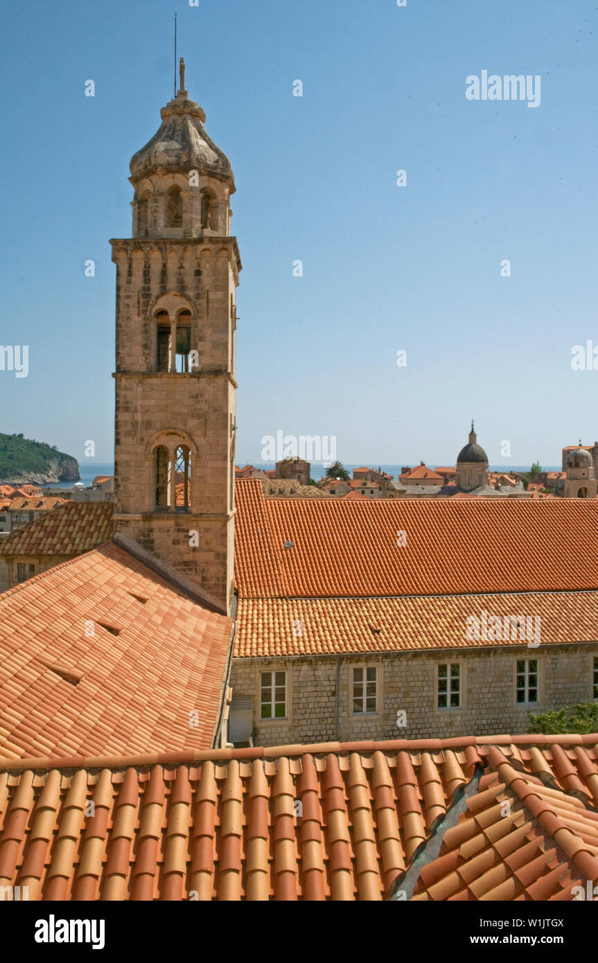 Una torre campanaria si distingue dai tetti nella città vecchia di Dubrovnik. Foto Stock