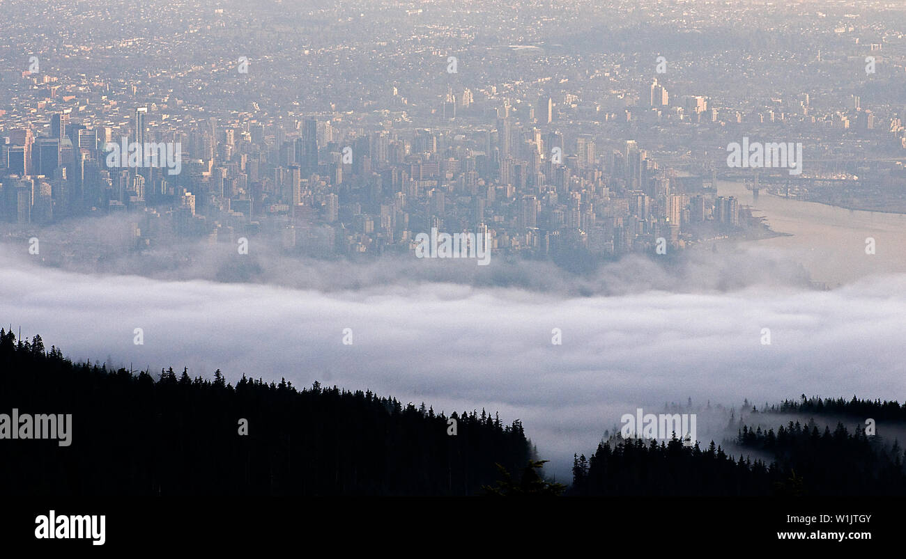 Nuvole sindone downtown Vancouver come tramonto sulla città. (Tom Kelly) Foto Stock