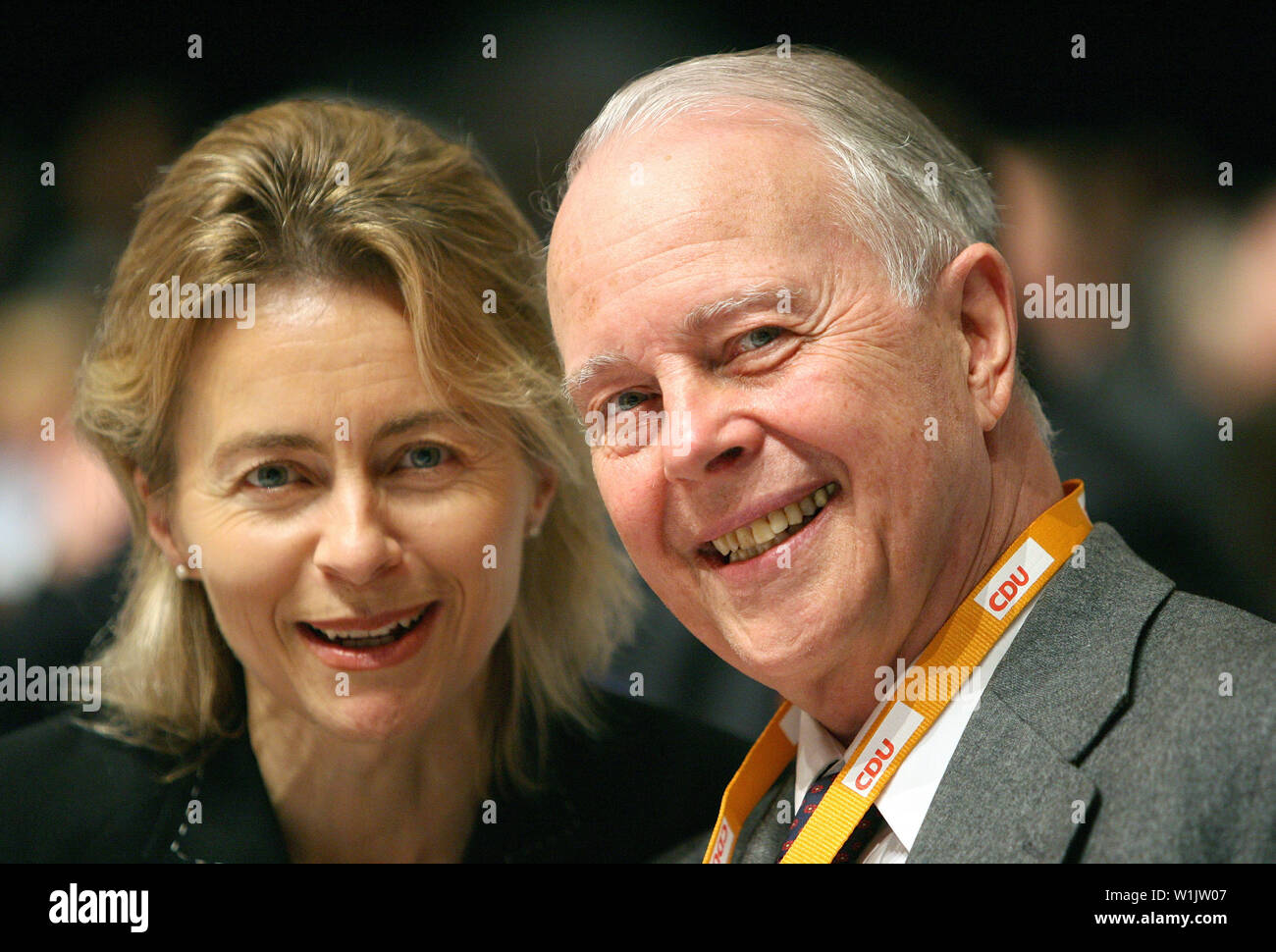 Hannover, Germania. 02Dec, 2007. Ursula von der Leyen l allora Ministro federale per gli Affari familiari, e Ernst Albrecht, ex primo ministro del Land della Bassa Sassonia, parlare al CDU partito federale conferenza sulla fiera. Gli Stati membri dell'UE hanno ufficialmente designato von der Leyen come Presidente della Commissione europea. La decisione è stata presa martedì (02.07.2019) a un UE vertice straordinario di Bruxelles, come Consiglio UE Presidente Tusk ha annunciato su Twitter. Credito: Friso Gentsch/dpa/Alamy Live News Foto Stock