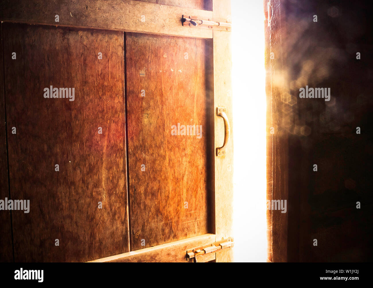 Vecchia camera oscura con brillanti porta chiusa. Foto Stock