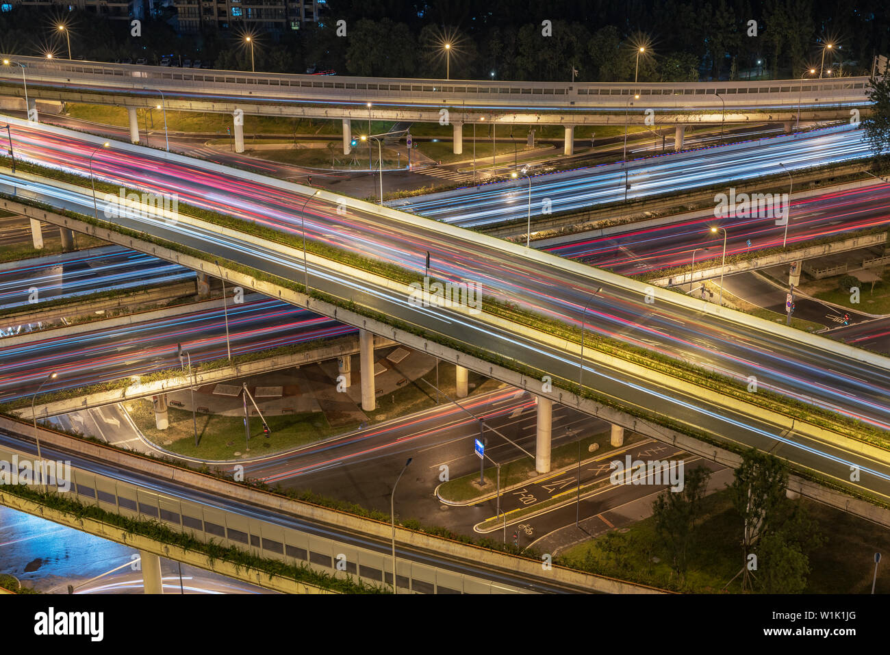 Ampio interscambio con il traffico intenso vista aerea di notte a Chengdu Cina Foto Stock