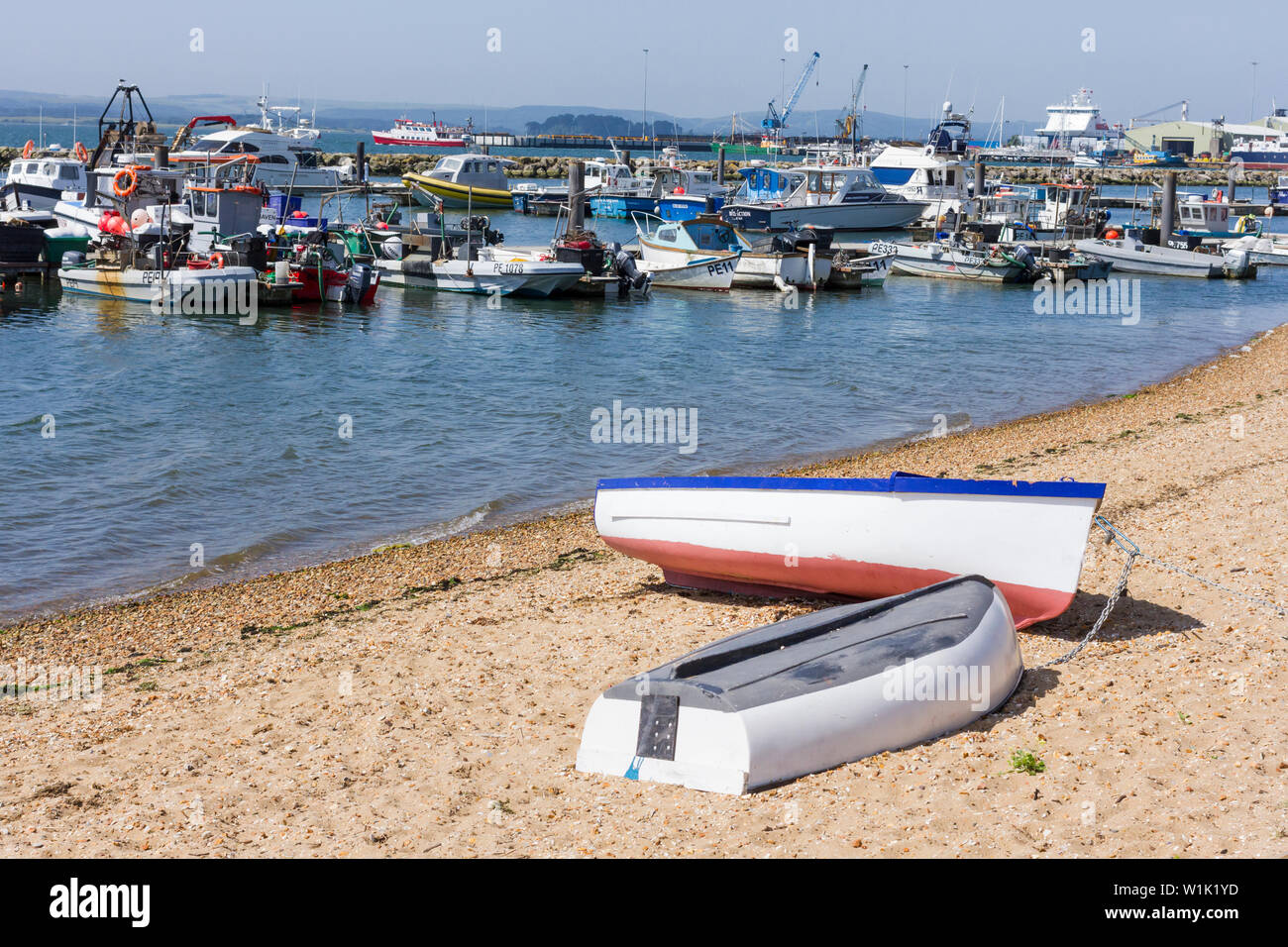 Due barche sulla sabbia, il porto di Poole, Dorset, England, Regno Unito Foto Stock
