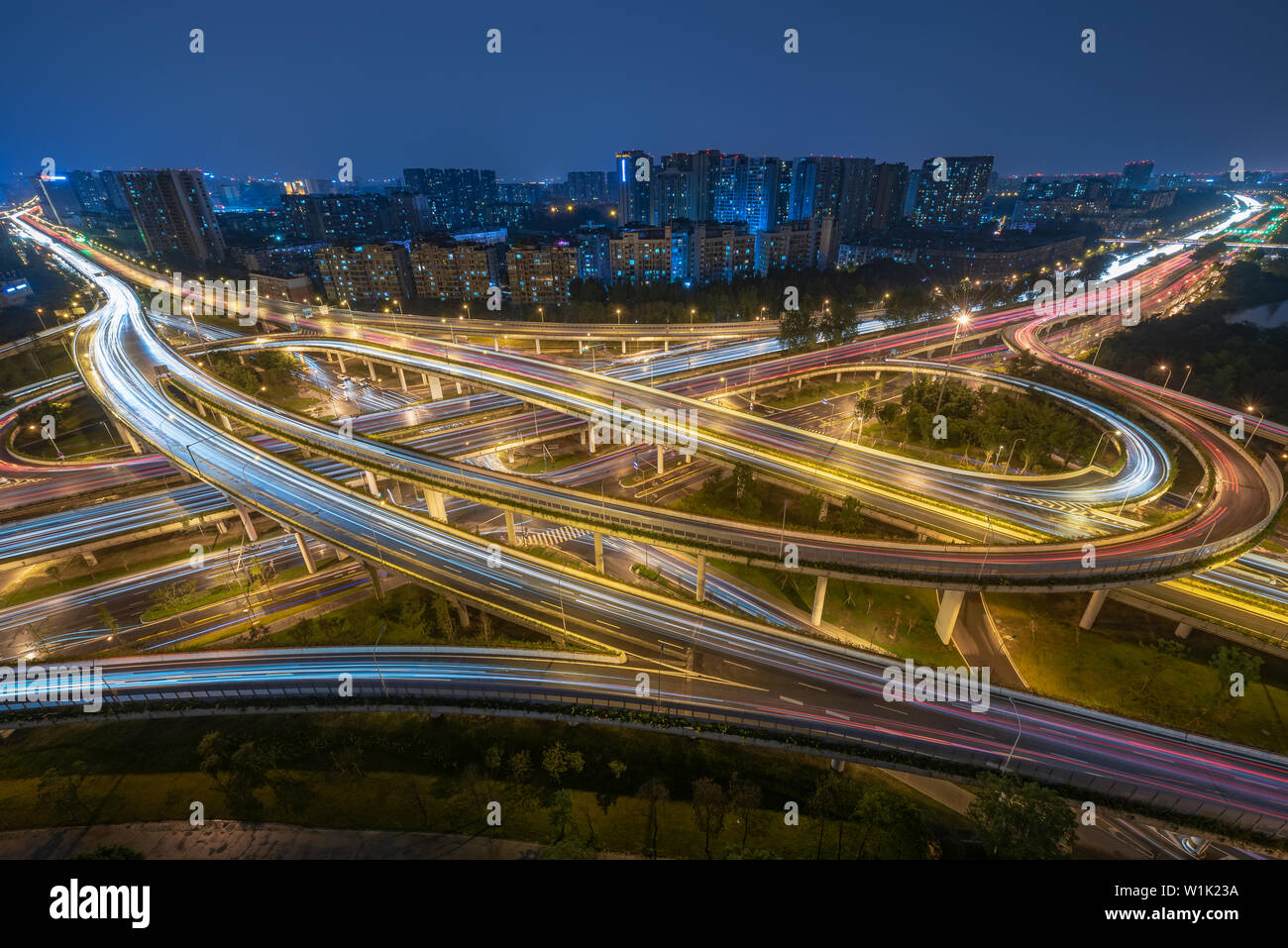Ampio interscambio con il traffico intenso vista aerea di notte a Chengdu Cina Foto Stock