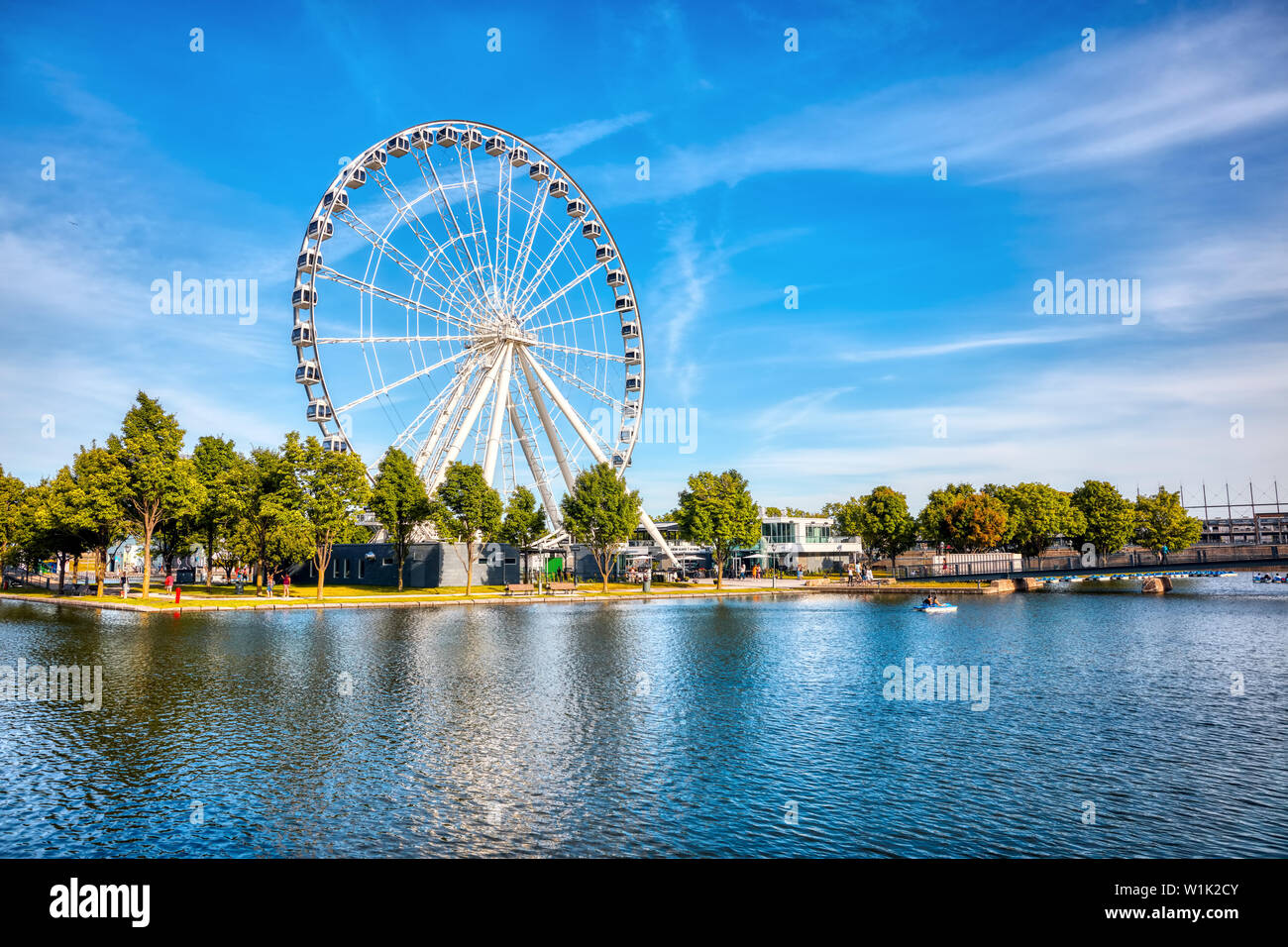 Montreal, Canada - Giugno, 2018: ruota panoramica Ferris o ruota di osservazione nel vecchio porto di Montreal, Quebec, Canada. Editoriale. Foto Stock