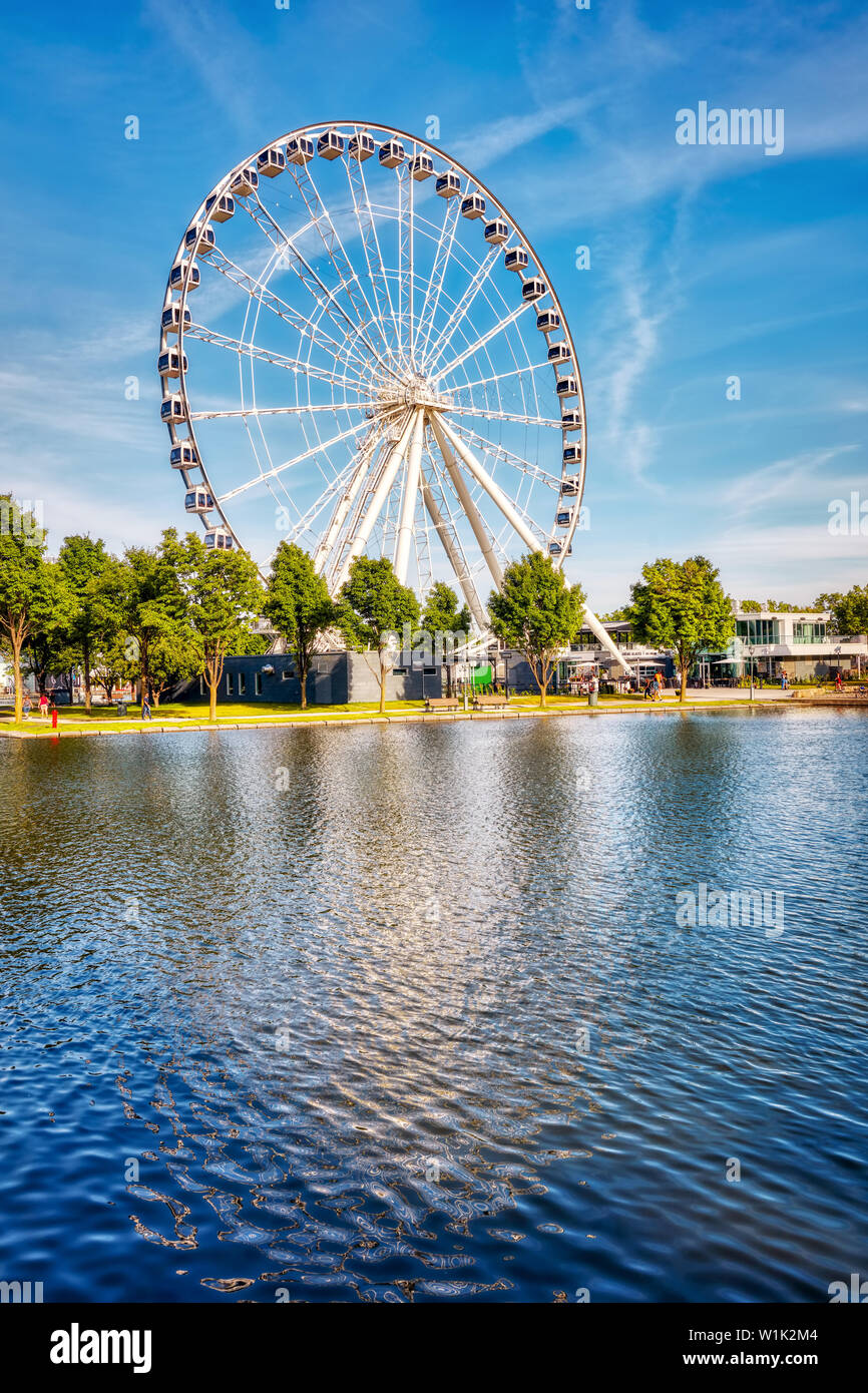 Montreal, Canada - Giugno, 2018: ruota panoramica Ferris o ruota di osservazione nel vecchio porto di Montreal, Quebec, Canada. Editoriale. Foto Stock