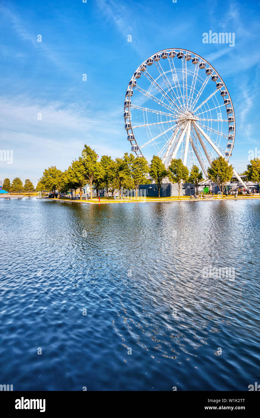 Montreal, Canada - Giugno, 2018: ruota panoramica Ferris o ruota di osservazione nel vecchio porto di Montreal, Quebec, Canada. Editoriale. Foto Stock