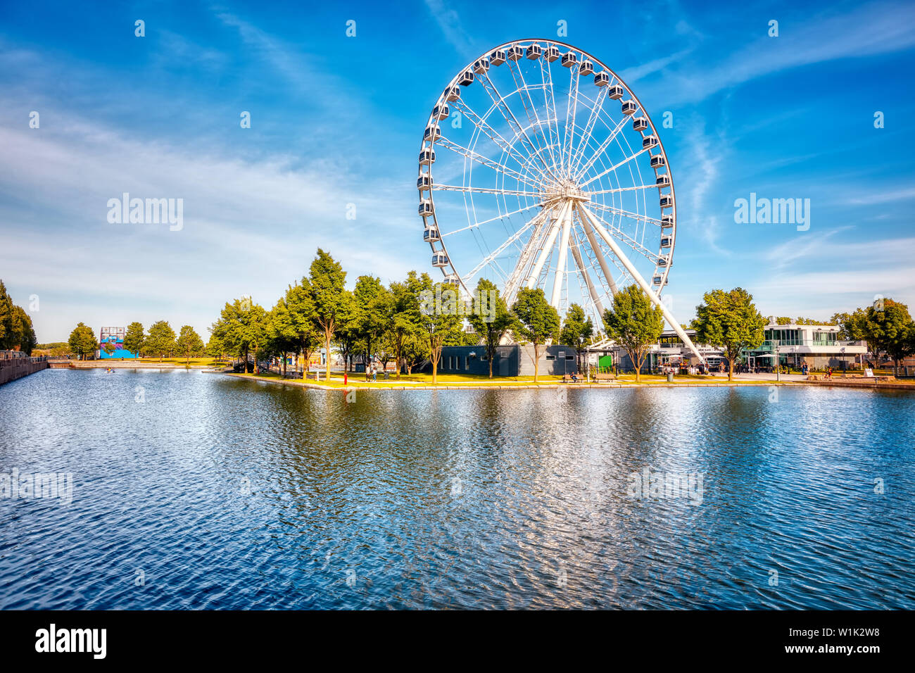 Montreal, Canada - Giugno, 2018: ruota panoramica Ferris o ruota di osservazione nel vecchio porto di Montreal, Quebec, Canada. Editoriale. Foto Stock