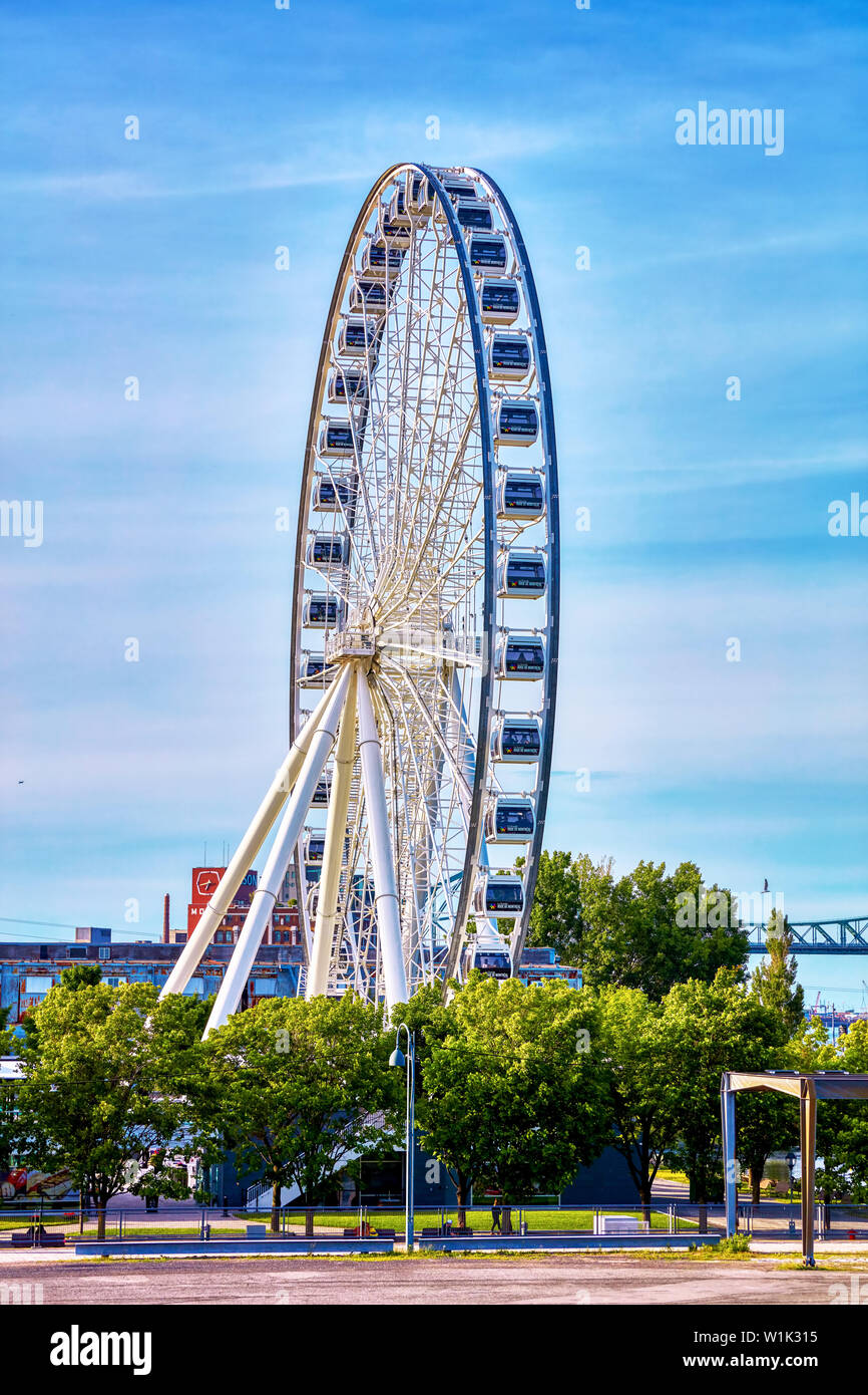 Ruota panoramica Ferris o ruota di osservazione nel vecchio porto di Montreal, Quebec, Canada. Foto Stock