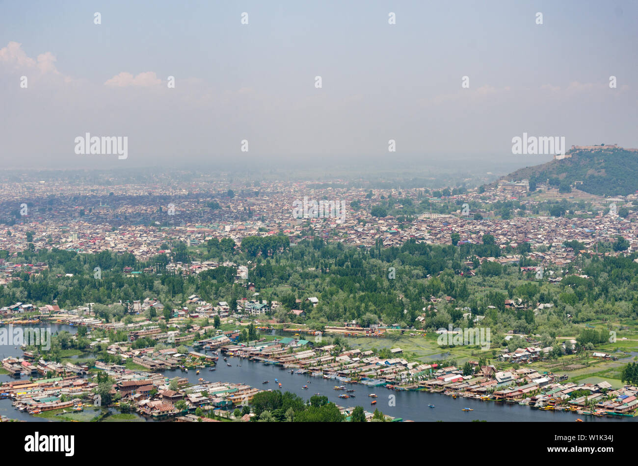 Vista di Srinagar città da Shankaracharya Hill nel Jammu e Kashmir in India. Foto Stock