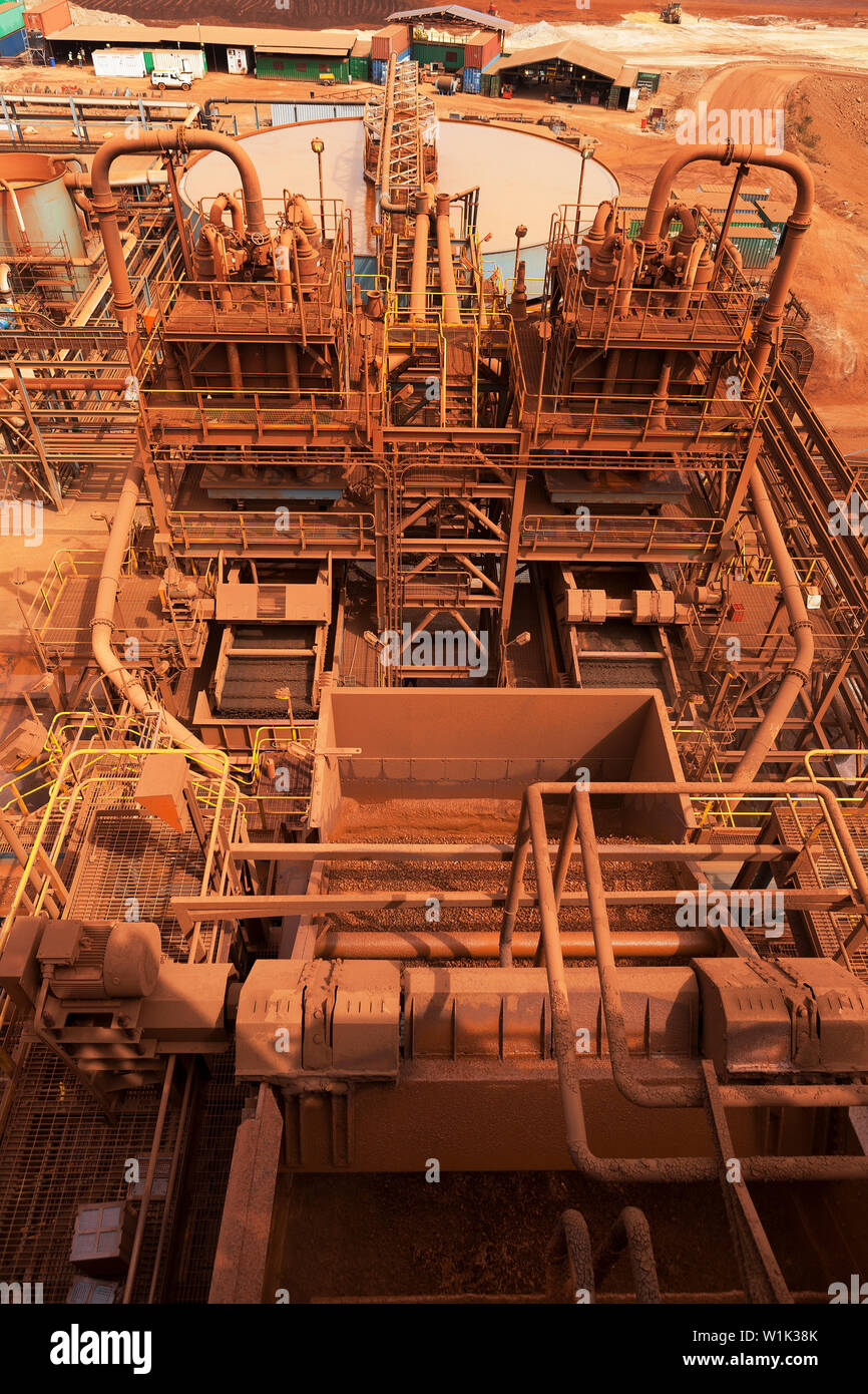 Le operazioni di data mining per il trasporto e la gestione di minerale di ferro. Visualizza in basso oltre il processo di ematite impianto di disidratazione di schermate e di fronte ai serbatoi di addensante. Foto Stock