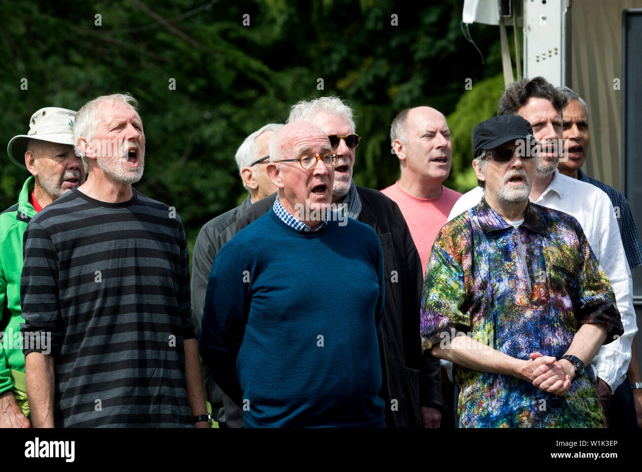 Una comunità coro cantando a Leamington pace Festival, Leamington Spa, Regno Unito Foto Stock
