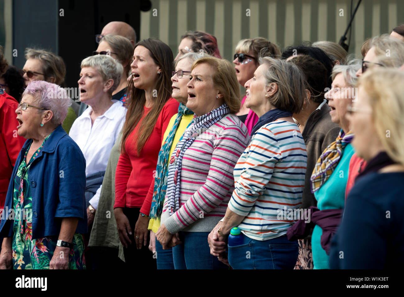 Una comunità coro cantando a Leamington pace Festival, Leamington Spa, Regno Unito Foto Stock