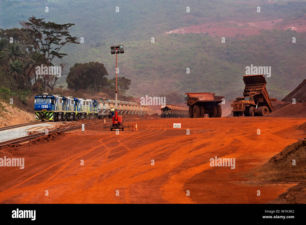 Operazioni minerarie per il trasporto e la gestione di minerali ferrosi. Area di carico e treni in arrivo e partenza per il porto. Carrelli che caricano da pali di scorta Foto Stock