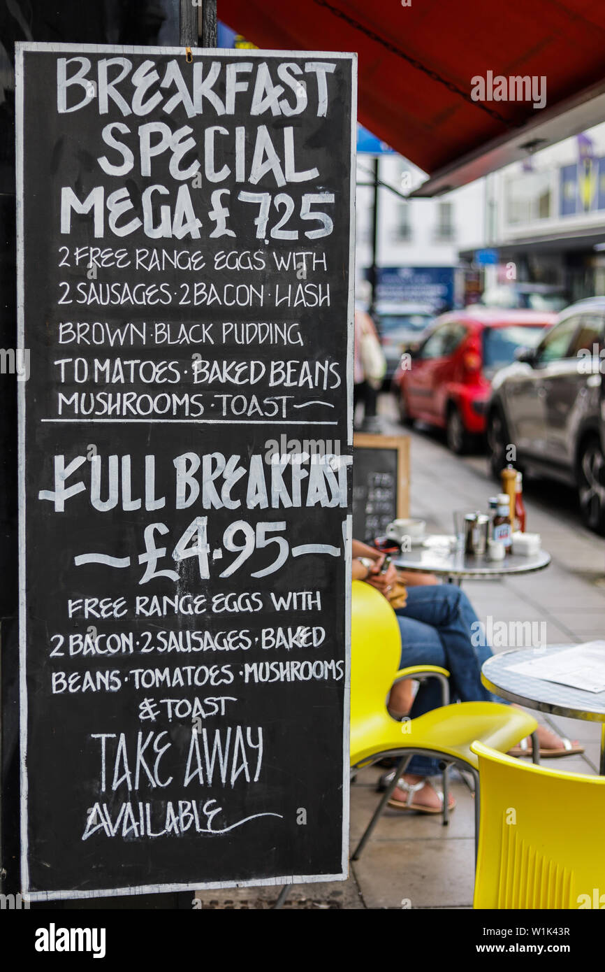 Chalk board menu della colazione al di fuori di una street café in Inghilterra Foto Stock