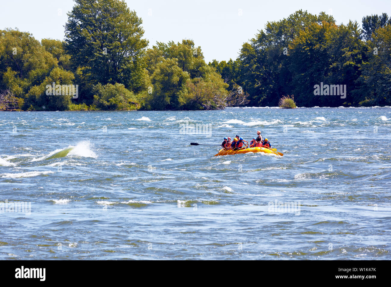 Montreal, Canada - Giugno, 2018: un gruppo di persone di rafting in Lachine Rapids a Montreal, Quebec, Canada. Editoriale. Foto Stock