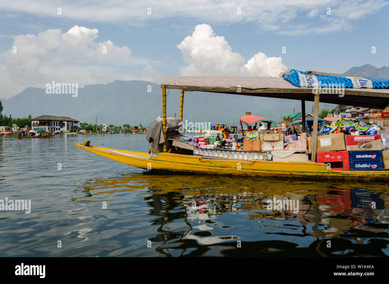 Shikara caricato con forniture giornaliere per una casa galleggiante a dal lago, Srinagar, Jammu e Kashmir India Foto Stock