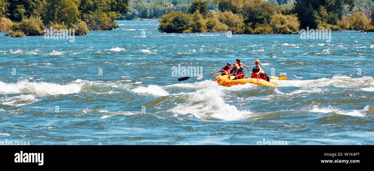 Montreal, Canada - Giugno, 2018: un gruppo di persone di rafting in Lachine Rapids a Montreal, Quebec, Canada. Editoriale. Foto Stock