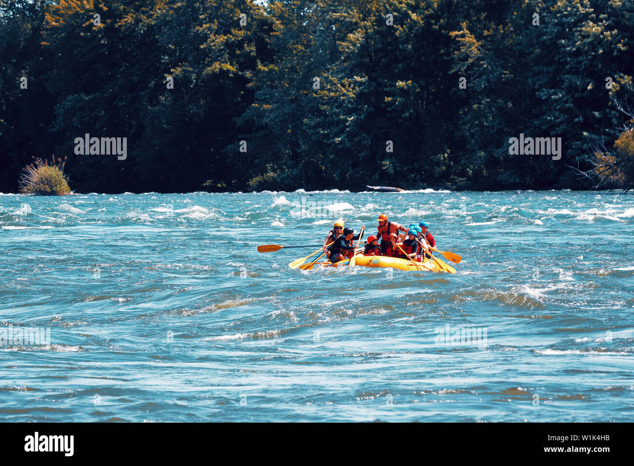 Montreal, Canada - Giugno, 2018: un gruppo di persone di rafting in Lachine Rapids a Montreal, Quebec, Canada. Editoriale. Foto Stock