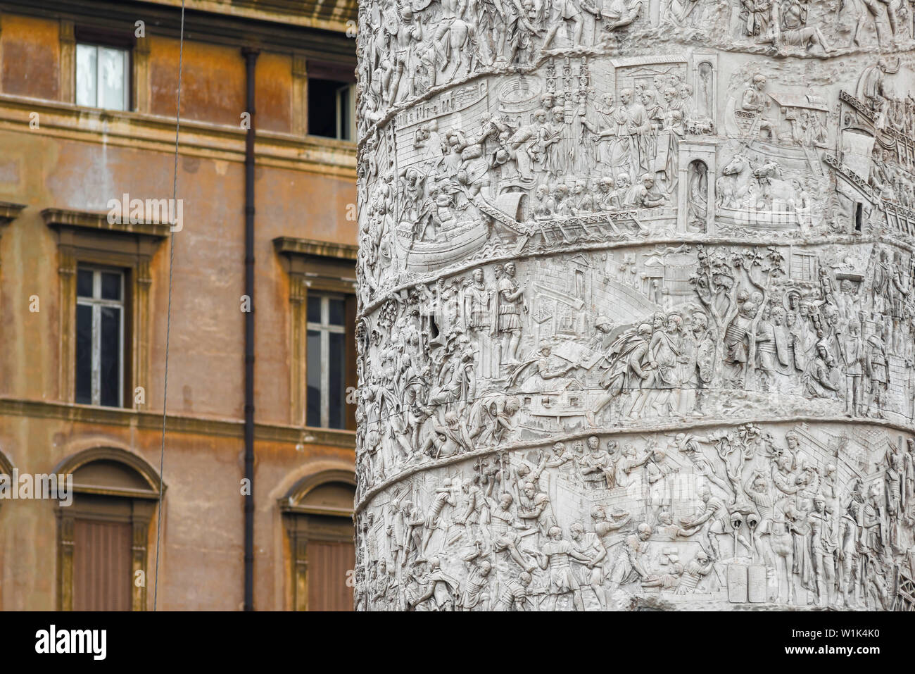 Il centro cittadino di Roma, contrastanti vista di dettaglio della Colonna di Traiano e un rinascimento edificio situato nel centro di Roma, Italia Foto Stock
